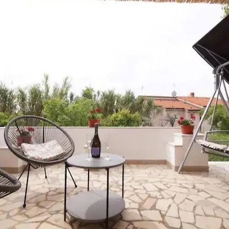 Jolanda Villa *